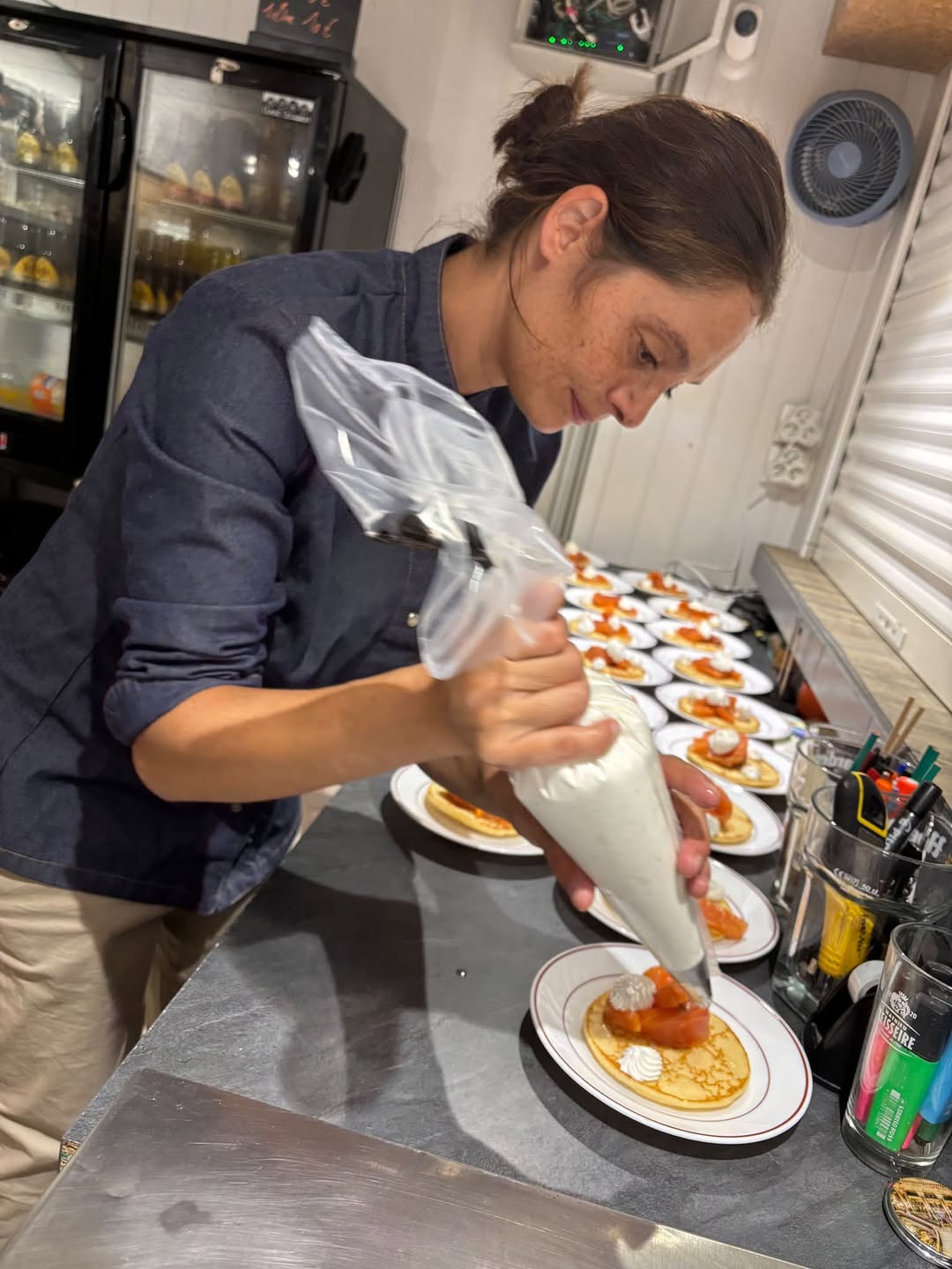 Delphine - Cheffe cuisinière préparant un plat d'exception
